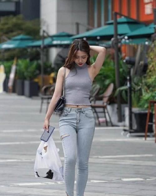 高跟鞋 美女脚上搭配上一双尖头的高跟鞋,这样的搭配显得高级又时尚