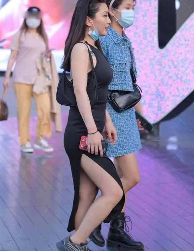 背部 吊带开叉纯黑色连衣裙搭配运动鞋，时尚有品位，尽显大长腿