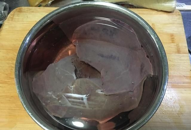  难怪|不管洗猪肝还是猪肠，最忌直接加水，难怪制作出来总是有异味