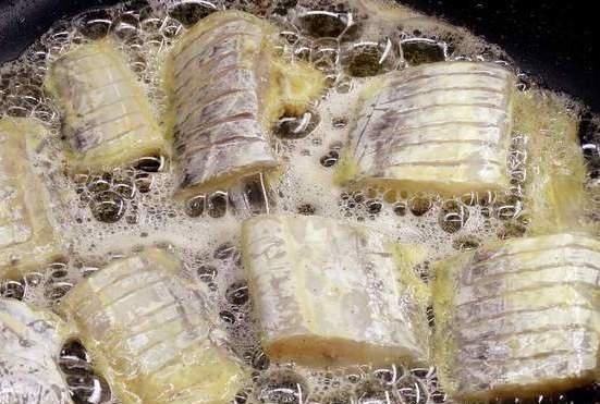 炸带鱼，裹面粉和淀粉都不对，邻居大厨教我做法，外酥里嫩不回软