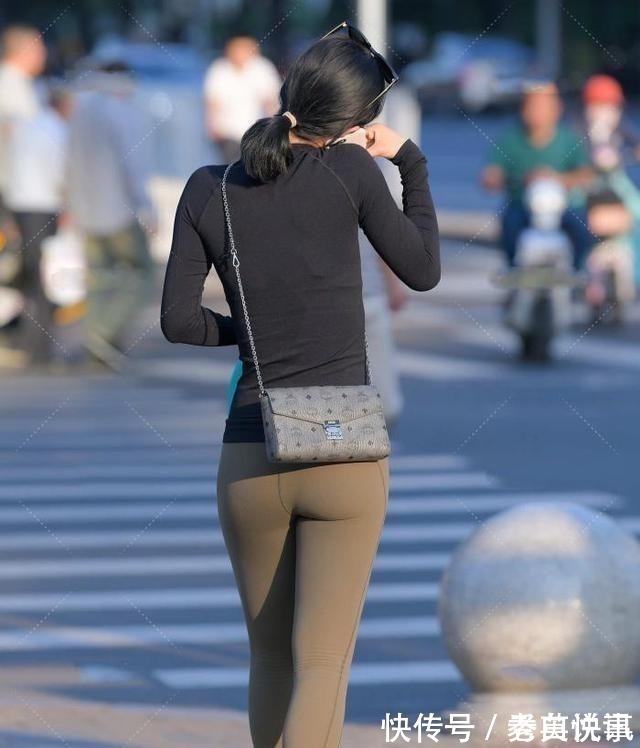 运动服 黑色上衣搭配草绿色瑜伽裤,运动休闲,舒适百搭!