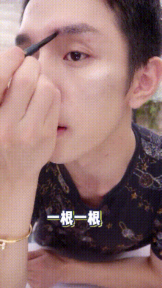 |搞笑GIF段子：不是说女追男隔层纸吗？这也太好追了吧，哈哈哈哈