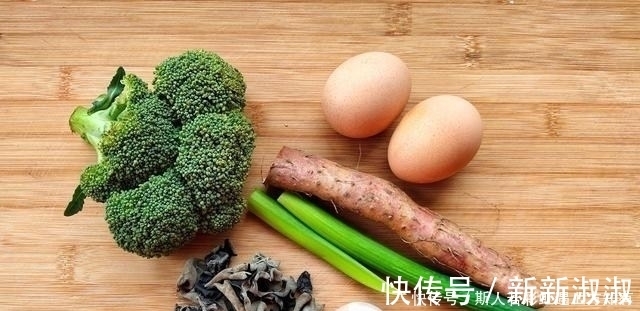 木耳炒鸡蛋|鸡蛋和这3样蔬菜一起炒，营养又低脂，入春后我家1周吃5次，太鲜了