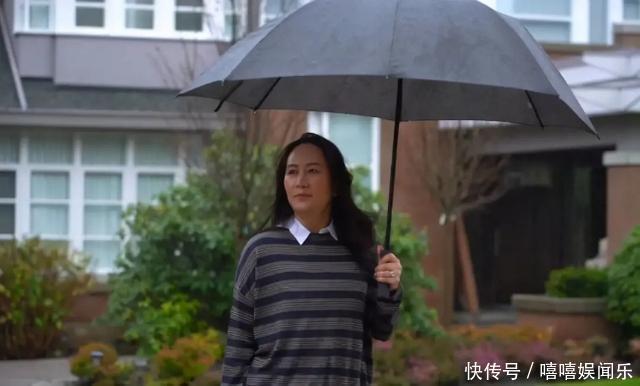 孟晚舟堪称中年女性穿衣标杆!卫衣叠穿衬衫年轻十岁,减龄又时髦