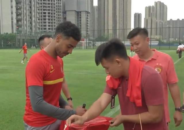 大名单|国足历史第1次:李霄鹏最新名单召入14名去年广州队的国脚!