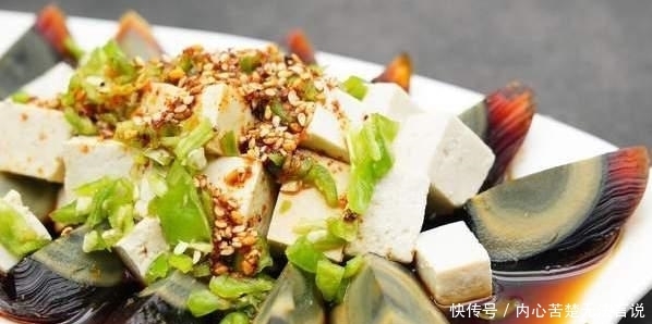 切皮蛋容易沾刀?大厨教你一招,不粘连不散花,切得完整又好看