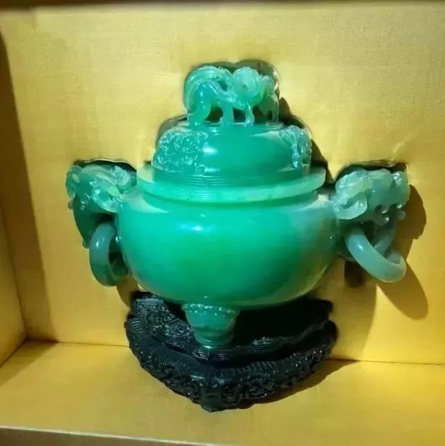 估的|大哥1万欧元买回的翡翠香炉,专家估的价格让人眼红!