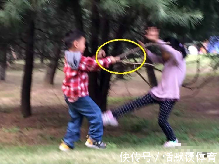 王女士|8岁姐姐打哭3岁弟弟,父母一旁看热闹哈哈大笑:她比我们会教育
