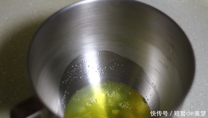 炎热的夏天,来一份酸酸甜甜的百香果慕斯,解暑又开胃!