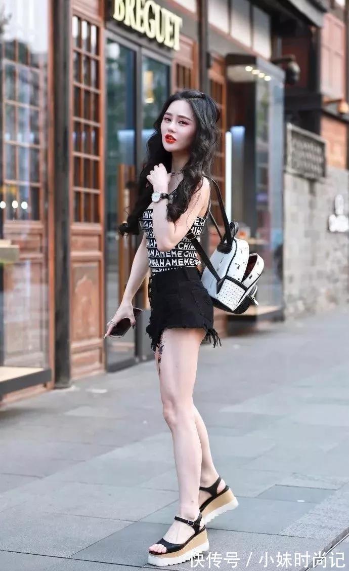 甜美|街拍:清新脱俗的时尚女生,甜美笑容透着迷人气息