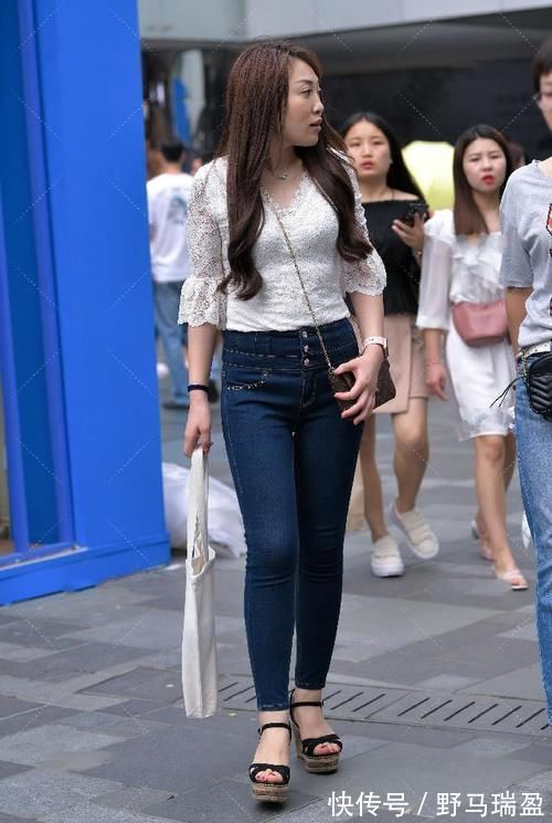 花边|白色花边上衣，搭配高腰牛仔裤，满满的女人味