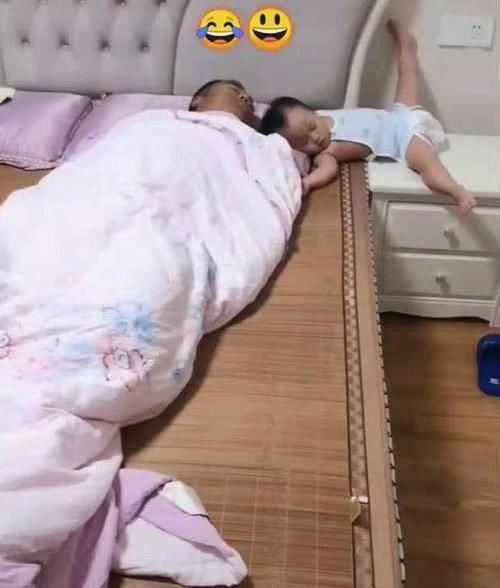 宝爸哄娃自己被哄睡,娃睡床头柜,空调开到17度,宝妈不淡定了