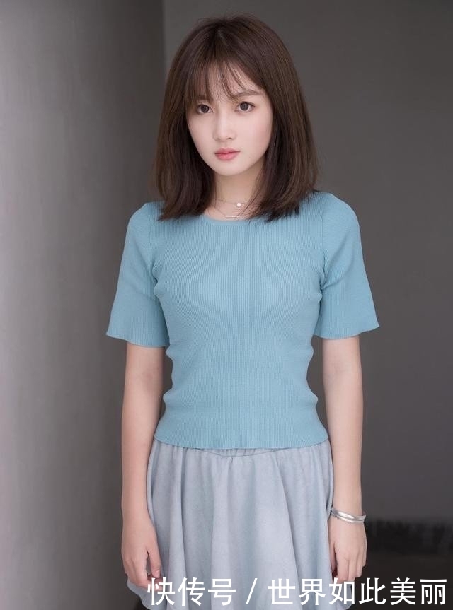 淡蓝色|时尚穿搭:穿淡蓝色裙子的美女,气质优雅迷人彰显时尚女性魅力。