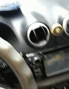 |搞笑GIF:哥们,你还真是土豪,用茅台酒喂螃蟹