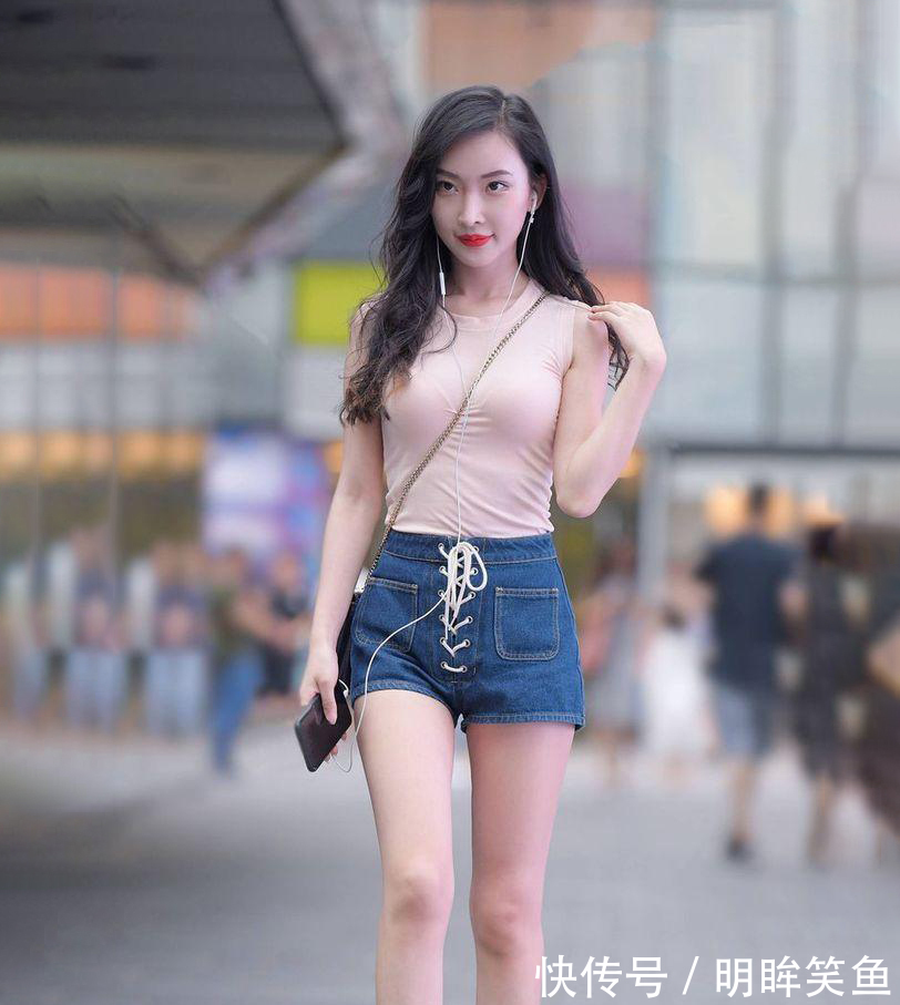 |搞笑GIF趣图:看漂亮小姐姐在线给大家跳舞,大家都很支持