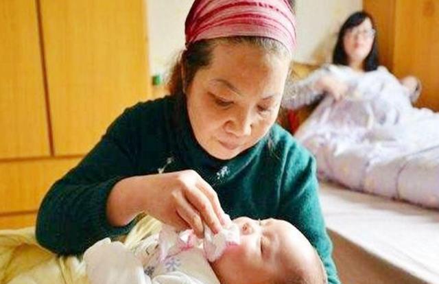 产妇|“让亲妈伺候月子,我后悔一辈子”,95后宝妈的哭诉让人深思