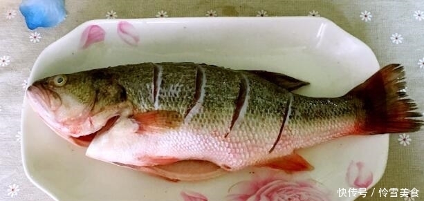 清蒸鱼到底蒸多长时间?20年厨师长说出正确时间,鱼肉又鲜又嫩