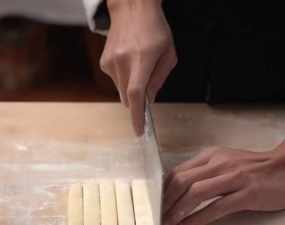 外面油条不放心教你在家炸油条,金黄酥脆又好吃,2块钱炸一锅