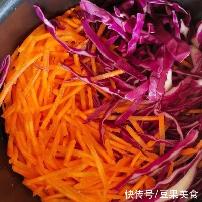 紫甘蓝丝|今晚花10分钟做好豆渣鸡蛋蔬菜饼，明天便当就吃它