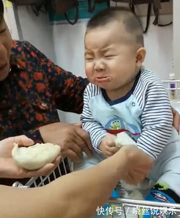 小家伙|小姨跟宝宝抢吃的,宝宝生气的瞪了小姨,姥姥笑趴了