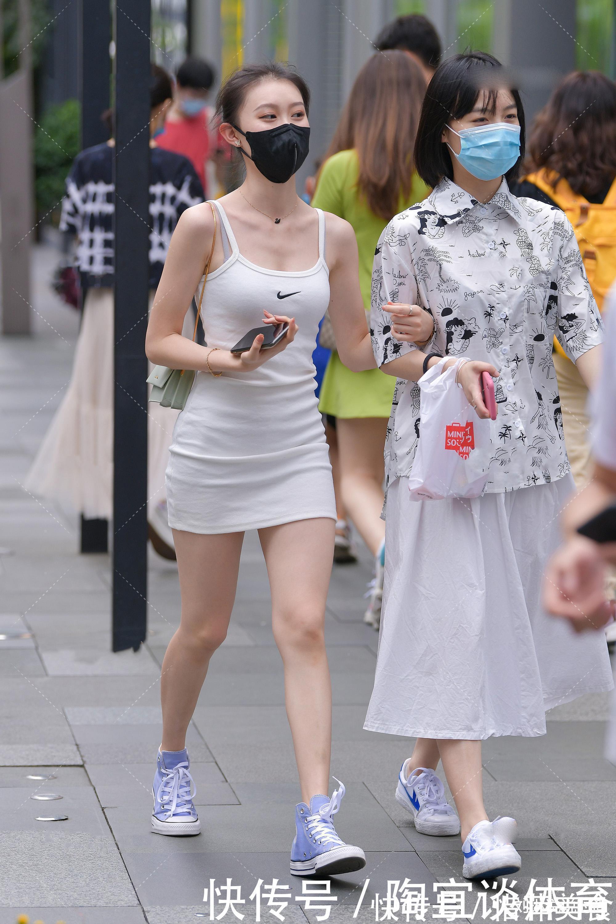 贵妇|闺蜜俩逛街，同样的白色系气质却大不相同，金色装饰体现“贵妇”气质