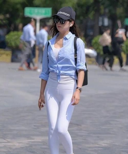 搭配 蓝色经典长袖搭配白色直筒打底裤,满足你的身材,特别好看