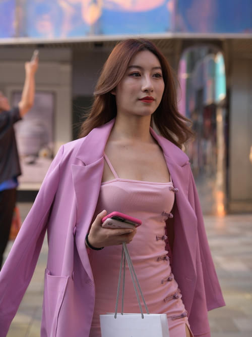 搭配|气质女生的吊带裙,搭配粉色西装,轻松展现气质美!