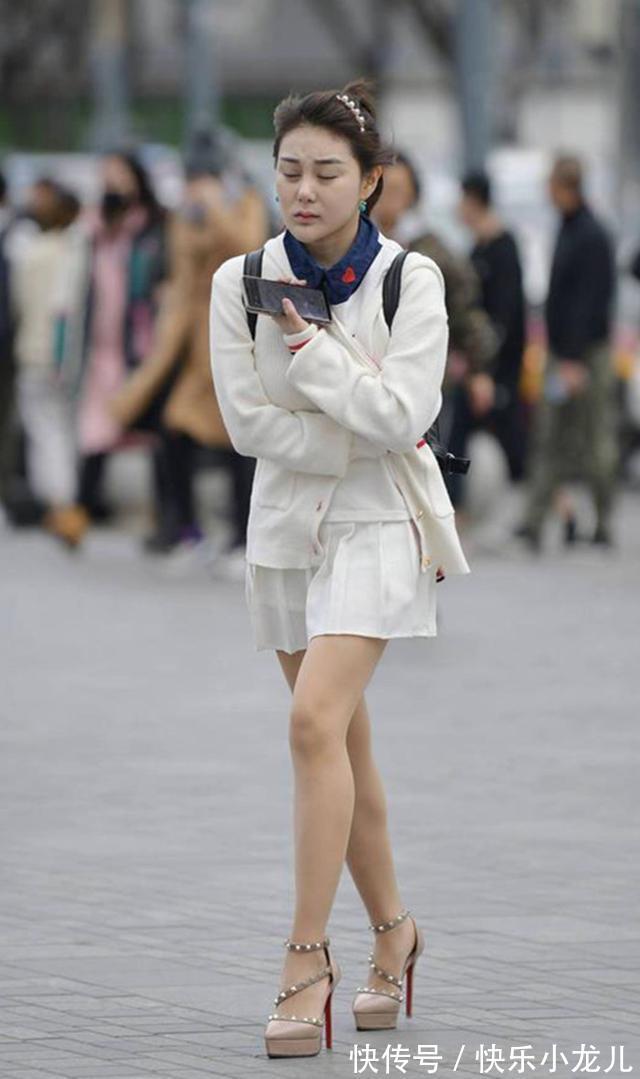 搭配|白色百褶裙搭配高跟鞋,甜美减龄,彰显不一样的风情
