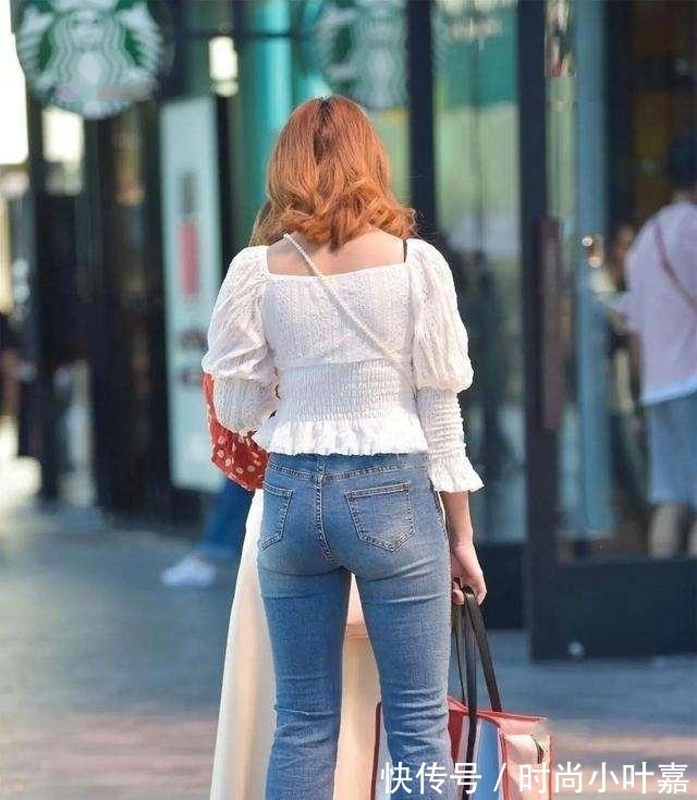 上衣 黑色修身上衣搭配黑色打底裤,展现出温柔气质,休闲感十足