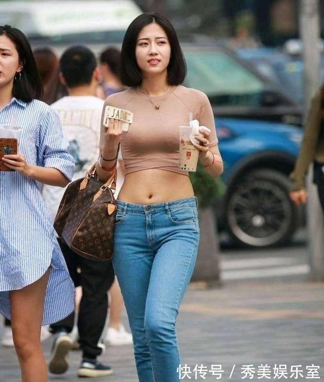 瑜伽裤 紧身牛仔裤搭配露脐上衣，减龄瘦身显身材，清爽又不失性感