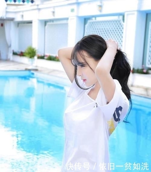 美女穿一款白色衬衫裙,西装领设计显得大气优雅