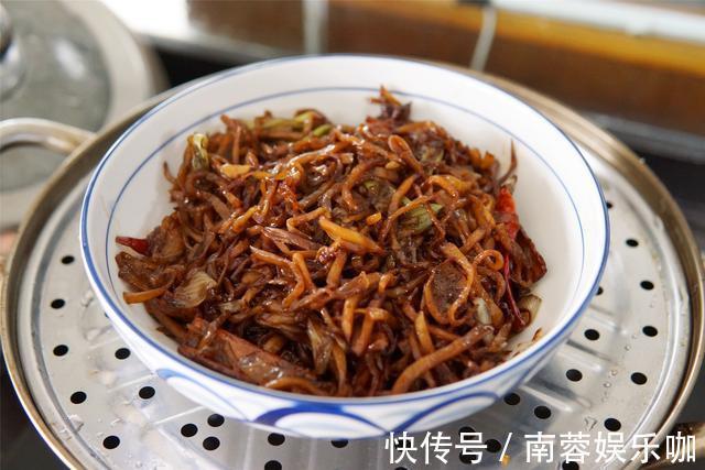 芥菜丝|冬天做咸菜,不用腌不用晒,一炒一蒸能“速成”,咸香嘎嘣脆