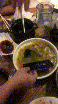 |搞笑GIF:妹子,你是在直播吧,是不是忘记开过滤镜了?