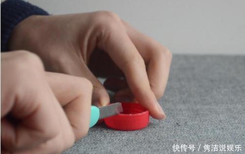 卫生间挂钩别花钱买了，只需一个瓶盖就搞定，比买来的还要实用