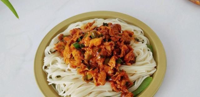 葱油酱面:简单的做法,也能有出众的味道