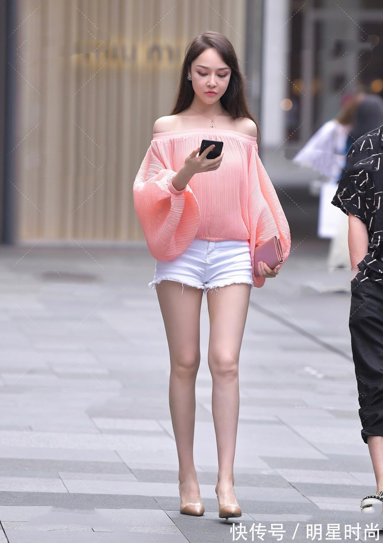 高跟鞋 时尚穿搭:粉色长袖针织衫,搭配白色短裤+高跟鞋,穿出时髦效果