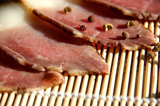 腌腊肉时，1斤肉放多少盐？牢记2个比例，腊肉不发霉，存放得更久