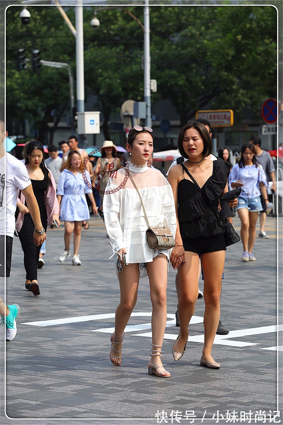 路人|路人街拍:闺蜜出街,一个穿大蒜衣,一个穿斜肩服,另类又时髦