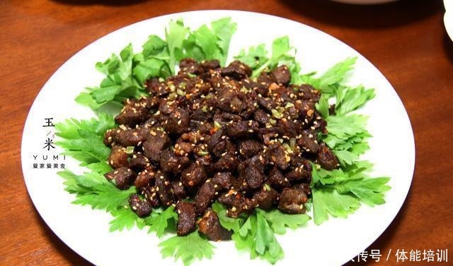 请朋友来家吃饭,花110元准备了五道菜,有羊肉有扣肉,贵吗