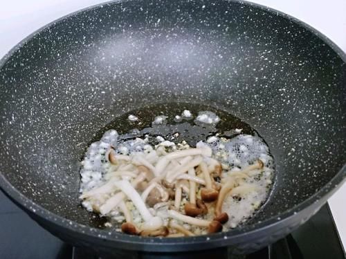  干净之后|荷兰豆和海鲜菇是“天生一对”，炒一炒，味道鲜美超下饭