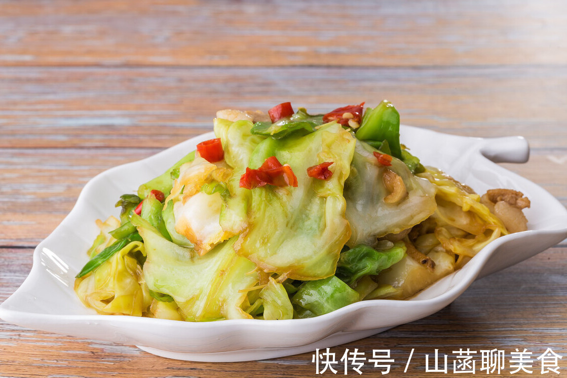 好吃|做手撕包菜别直接下锅，牢记3个小窍门，炒出来和饭店的一样好吃