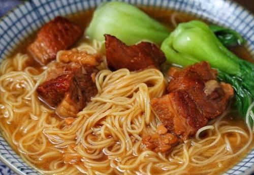 一日三餐|做牛肉面时,面条千万不要直接煮,多加点它,面条爽滑劲道不成坨
