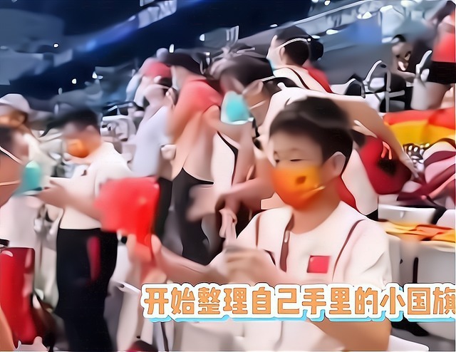 天才少女|强烈爱国心!全红婵细心整理手中的国旗,红姐不让国旗有一丝凌乱