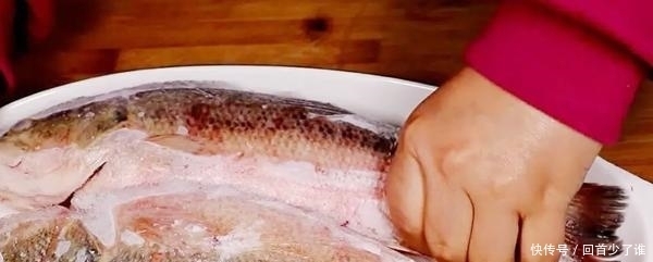 不管解冻什么鱼,用水泡就废了,教你一招,比冻鱼比活鱼都新鲜