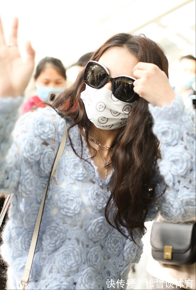 红+ 秋冬季,毛衣就买这4个“显白色”,高级不说还减龄,黄皮也能穿