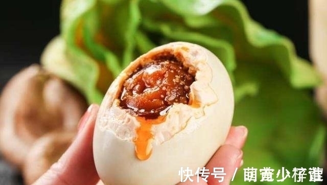 之前被央视“曝光”的海鸭蛋,为何轻轻一戳就流油?有答案了