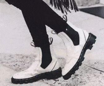  这双|又到了穿靴子的季节，今年冬天流行的是这双，舒适百搭时髦简约