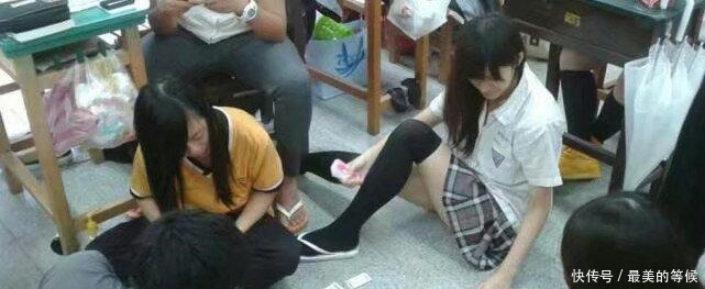 姑娘肯定是冻感冒了,这么大怪味都闻不出来