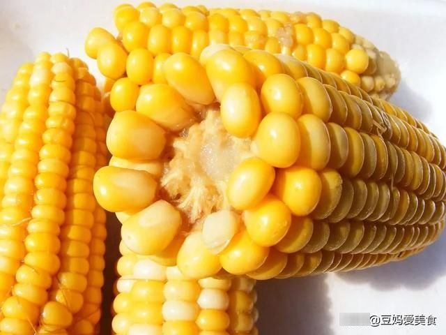 煮玉米别只用清水,锅里多加1样东西,煮出来的玉米香甜软糯