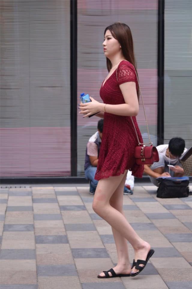 街拍：身材微胖的时尚妹子，红色的蕾丝裙简洁又气派